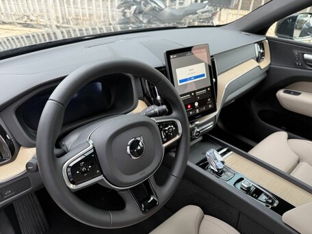 2025 Volvo XC60 II Рестайлинг 2, чёрный, 6326260 рублей, вид 5