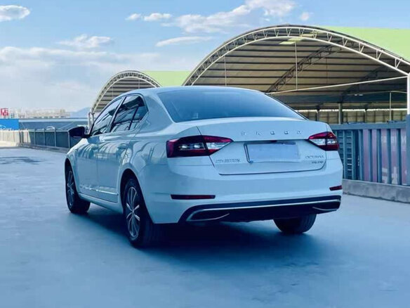 2023 Skoda Octavia III (A7) Рестайлинг, белый - вид 3