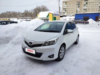 2012 Toyota Vitz III (XP130), белый, 835000 рублей, вид 1