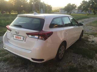 2017 Toyota Auris II Рестайлинг, белый, 1800000 рублей, вид 4