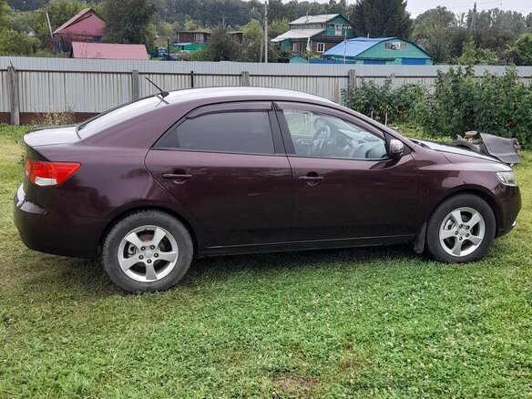 2010 Kia Cerato 6-speed II, пурпурный, 600000 рублей - вид 3