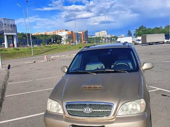 2004 Kia Carnival I Рестайлинг, бежевый, 620000 рублей - вид 2
