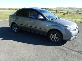 2011 Kia Rio II Рестайлинг, серебристый, 700000 рублей, вид 3