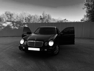 1999 Mercedes-Benz E-Класс 240 II (W210, S210), чёрный, 360000 рублей, вид 1