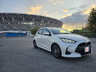 2020 Toyota Yaris IV, белый, 1499999 рублей, вид 4