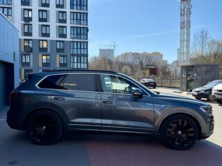 2019 Volkswagen Touareg III, серый, 7200000 рублей, вид 2