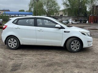2013 Kia Rio 4-speed III, белый, 790000 рублей, вид 4