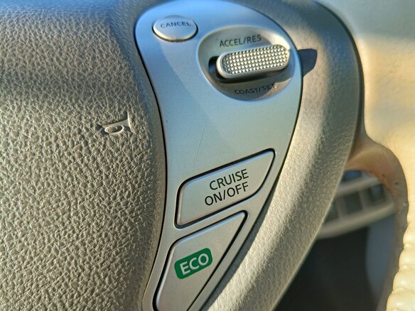 2013 Nissan Leaf (EM57) I (ZE0/AZE0), белый, 1280000 рублей - вид 14