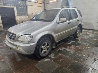 1998 Mercedes-Benz M-Класс 320 I (W163), серебристый, 850000 рублей, вид 2
