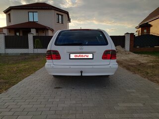 2000 Mercedes-Benz E-Класс 320 II (W210, S210) Рестайлинг, белый, 800000 рублей, вид 3