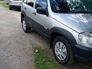 2015 Chevrolet Niva I Рестайлинг, серебристый, 634500 рублей, вид 4