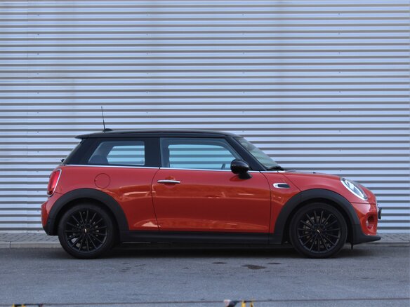 2018 Mini Hatch Cooper III (F55/F56) Рестайлинг, оранжевый - вид 3