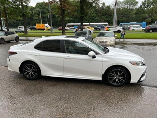 2021 Toyota Camry VIII (XV70) Рестайлинг, белый, 2650000 рублей, вид 4