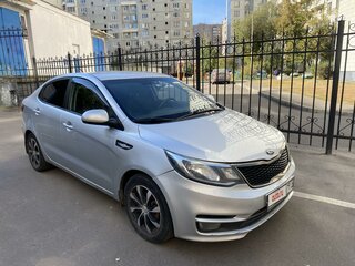 2015 Kia Rio III Рестайлинг, серебристый, 850000 рублей, вид 2