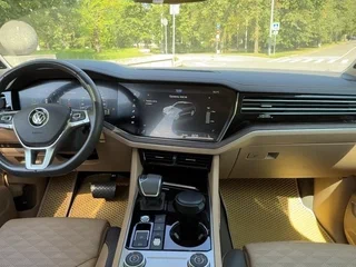 2020 Volkswagen Touareg III, красный, 7500000 рублей, вид 3