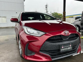 2022 Toyota Yaris IV, пурпурный, 850000 рублей, вид 3