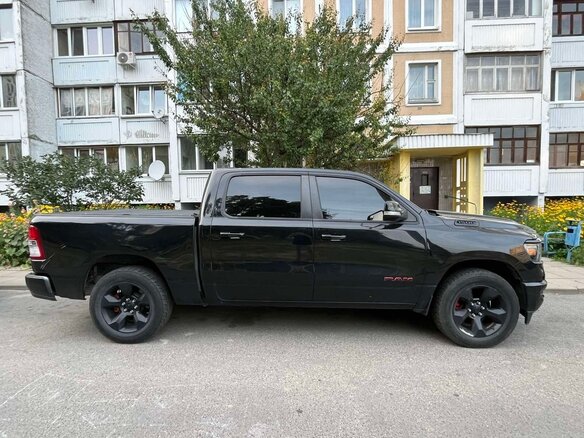 2019 Ram 1500 Quad Cab IV (DS/DJ), чёрный, 3500000 рублей - вид 5