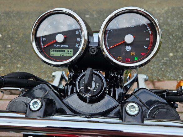 2024 Royal Enfield Interceptor 650, серебристый, 590000 рублей - вид 16