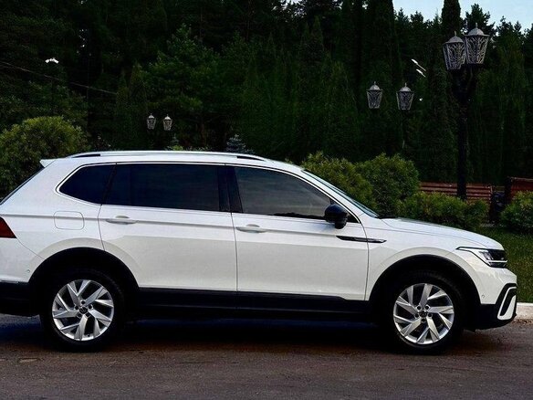 2022 Volkswagen Tiguan II Рестайлинг, белый, 2700000 рублей - вид 2
