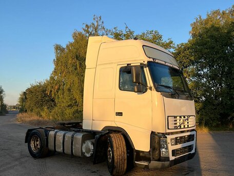 2004 Volvo FH, белый, 3500000 рублей, вид 3