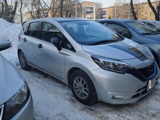 2018 Nissan Note e-Power II Рестайлинг, серебристый, 1550000 рублей, вид 1