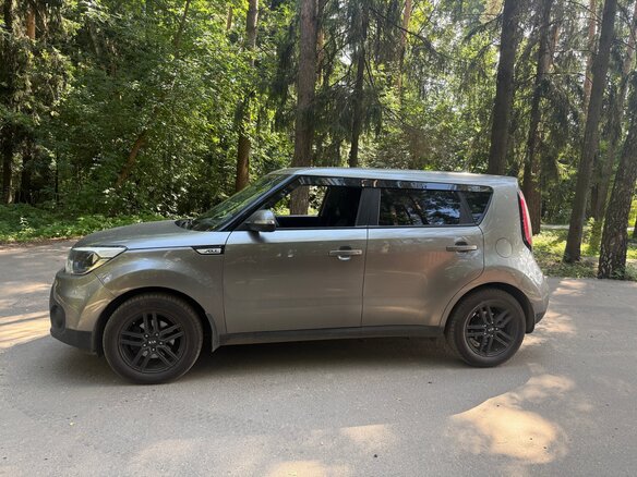 2018 Kia Soul II Рестайлинг, серебристый, 1500000 рублей - вид 2