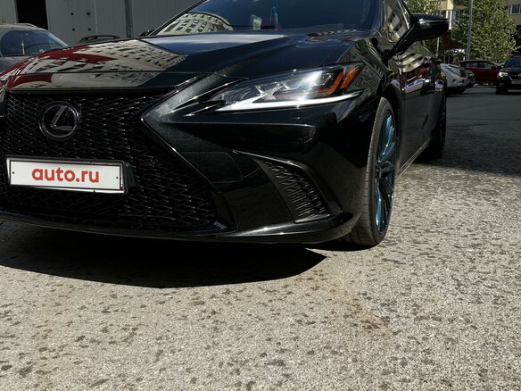 2020 Lexus ES 250 VII, чёрный - вид 1