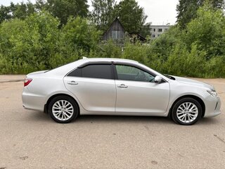 2015 Toyota Camry VII (XV50) Рестайлинг, серебристый, 1900000 рублей, вид 3