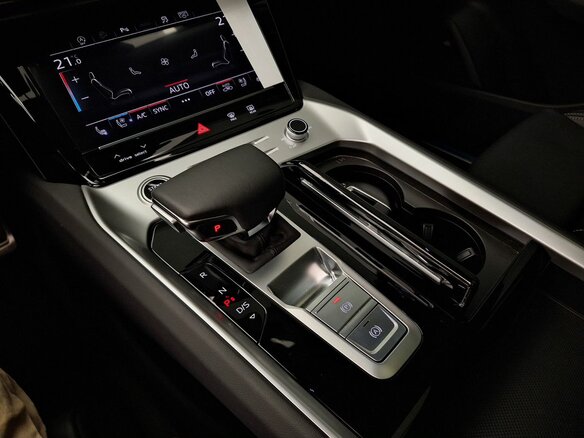 2026 Audi Q6 40 TFSI, чёрный, 7140000 рублей - вид 14