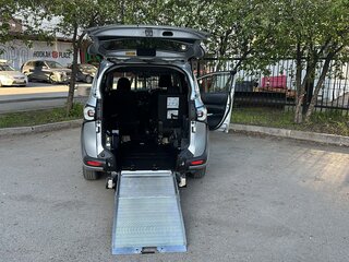 2017 Toyota Sienta II, серый, 1280000 рублей, вид 4