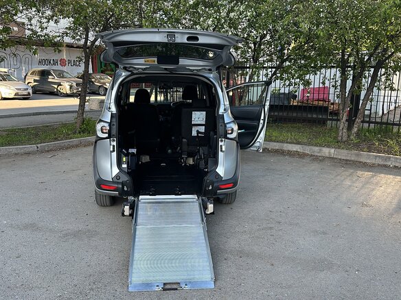 2017 Toyota Sienta II, серый, 1280000 рублей - вид 3