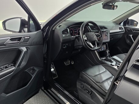 2020 Volkswagen Tiguan II, чёрный, 2980000 рублей, вид 3
