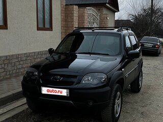 2013 Chevrolet Niva I Рестайлинг, чёрный, 630000 рублей, вид 1