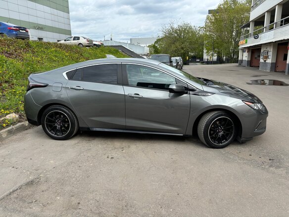 2017 Chevrolet Volt II, серый, 1900000 рублей - вид 4