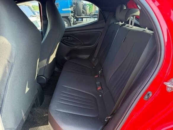 2021 Toyota Yaris IV, красный, 699776 рублей - вид 11