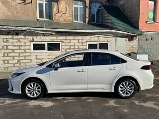 2020 Toyota Corolla XII (E210), белый, 2350000 рублей, вид 3