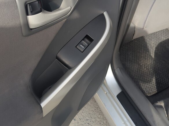 2010 Toyota Prius III (XW30), серебристый, 1250000 рублей - вид 7