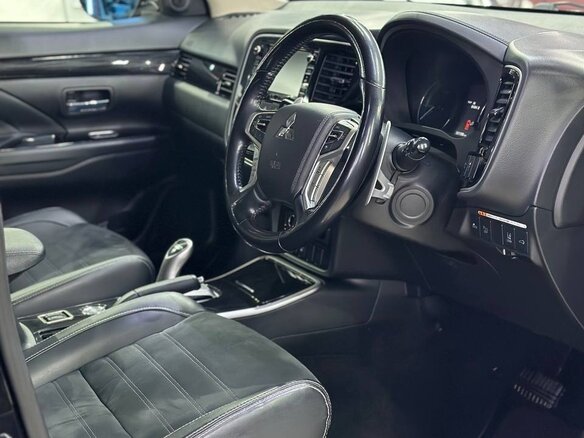 2015 Mitsubishi Outlander PHEV III Рестайлинг 2, чёрный, 2500000 рублей - вид 10