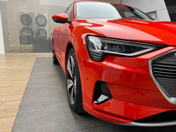 2021 Audi e-tron 55 I, красный, 7999999 рублей - вид 10