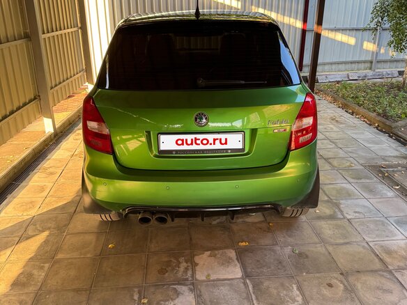 2011 Skoda Fabia II Рестайлинг, зелёный - вид 1