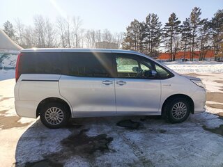 2014 Toyota Noah III (R80), серебристый, 1800000 рублей, вид 2