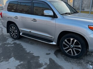 2012 Toyota Land Cruiser 200 Series Рестайлинг 1, серебристый, 4000000 рублей, вид 3