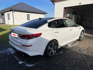 2019 Kia Optima IV Рестайлинг, белый, 1800000 рублей, вид 5