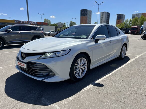 2019 Toyota Camry VIII (XV70), белый, 3900000 рублей