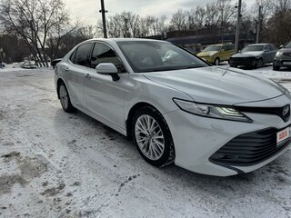 2019 Toyota Camry VIII (XV70), белый, 3200000 рублей, вид 3