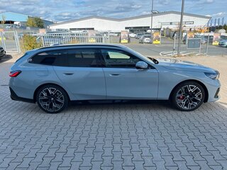 2026 BMW 5 серии 540d xDrive VIII (G60/G61/G68), серый, 8670000 рублей, вид 3