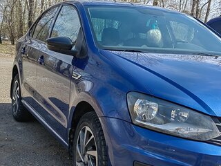 2017 Volkswagen Polo V Рестайлинг, синий, 950000 рублей, вид 2