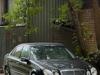 2004 Mercedes-Benz E-Класс 320 III (W211, S211), чёрный, 680000 рублей, вид 2