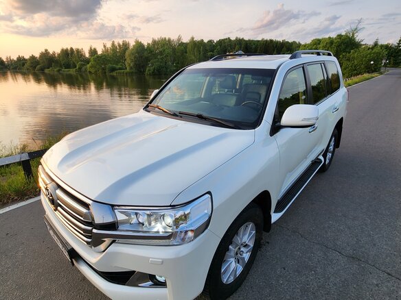 2015 Toyota Land Cruiser 200 Series Рестайлинг 2, белый - вид 1