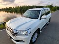 2015 Toyota Land Cruiser 200 Series Рестайлинг 2, белый - вид 1
